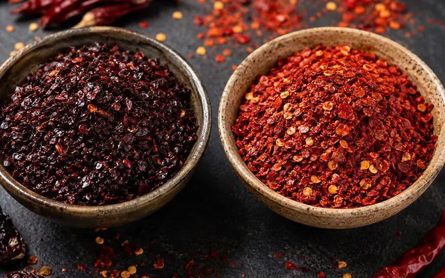 Aleppo Pepper vs Red Pepper Flakes: Flavor, Heat & Uses